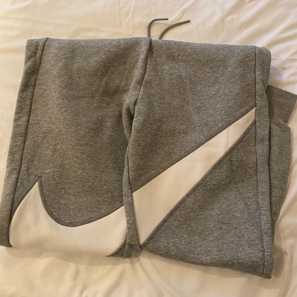 New Nike swoosh loose fit joggers - Picture 2 of 10